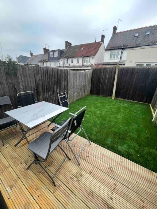 Tooting Lodge London - Cosy 2 Bedroom House With Garden, 5 Mins Walk To Tube Station Exterior foto